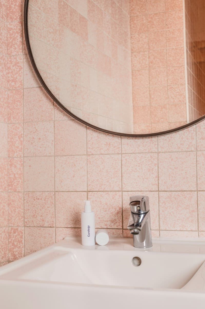 Verouderde badkamer vóór de renovatie