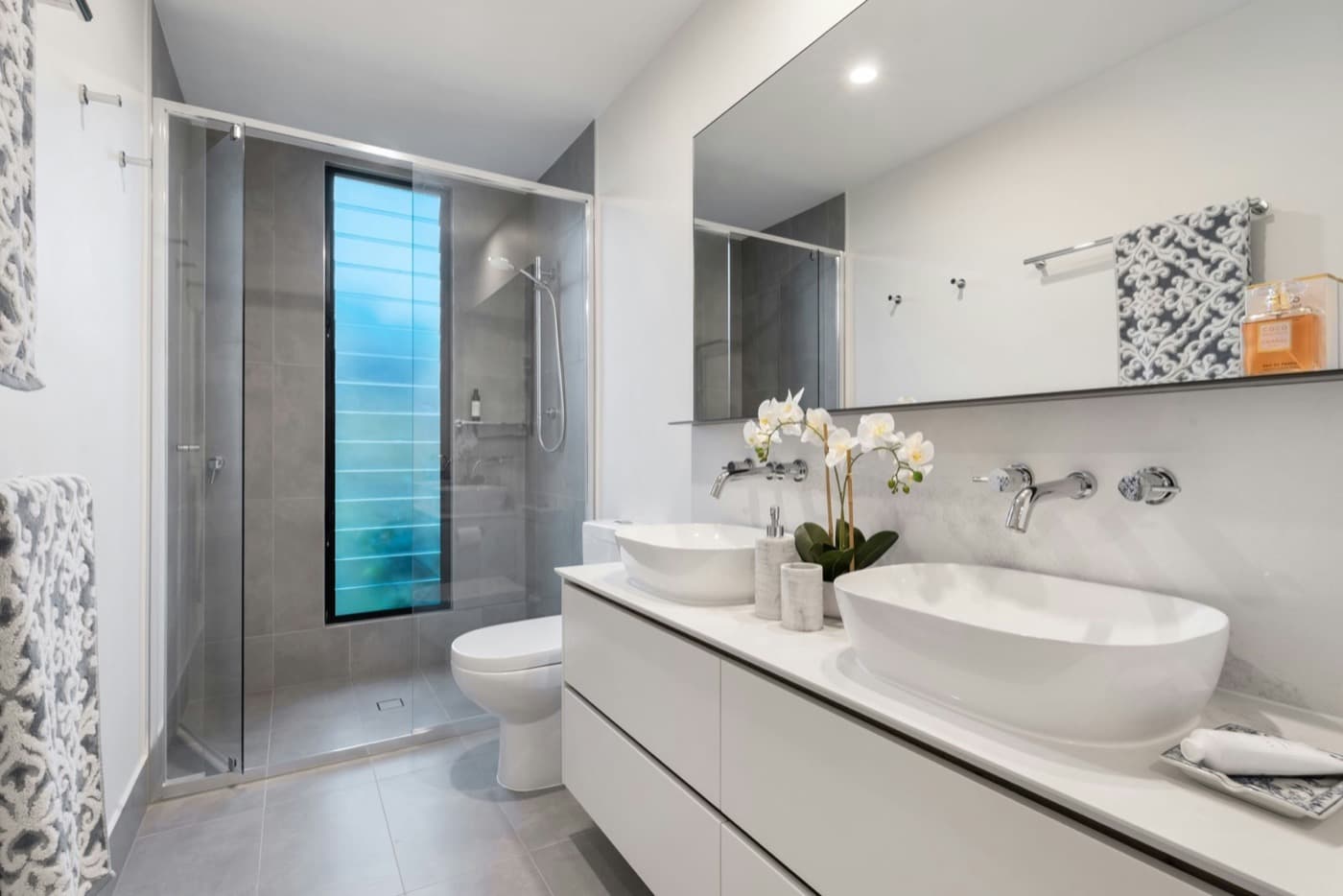 Example of bathroom and kitchen carried out by Lageweg Services