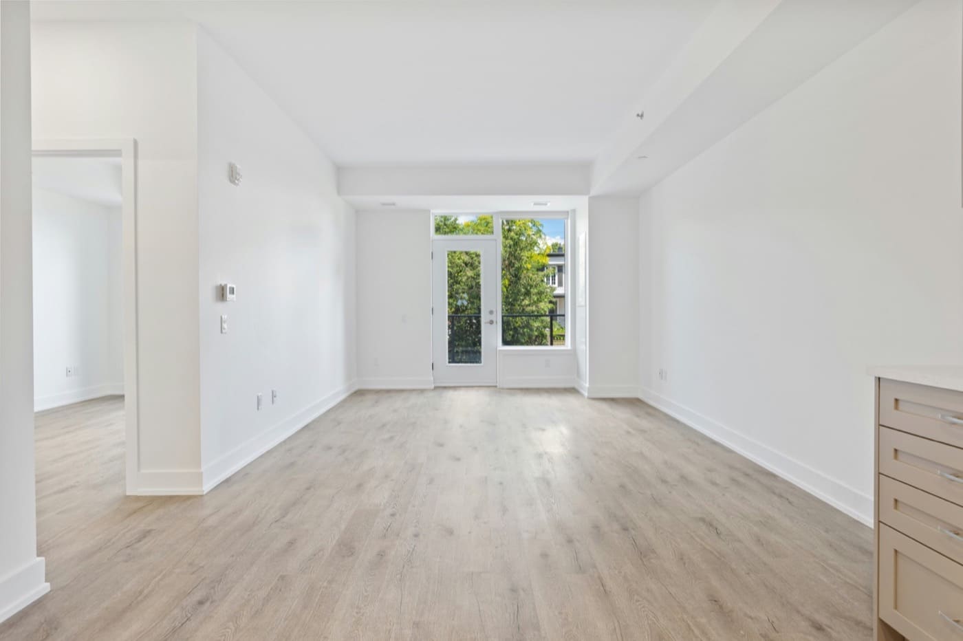 Vastgoedonderhoud: monteur werkt aan een verhuurde woning in Rotterdam