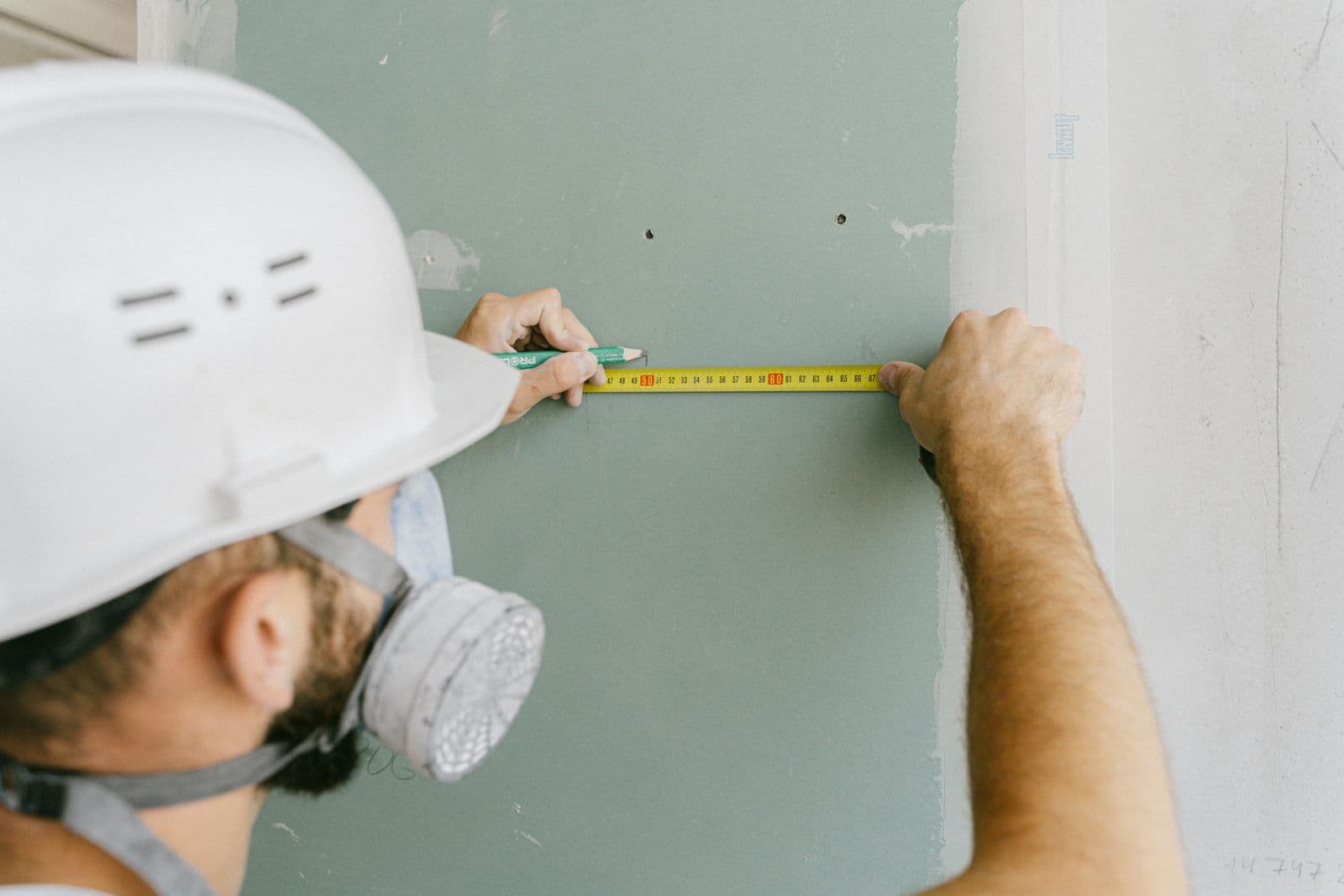 Sfeerbeeld van voorbereiding en overleg bij een woningproject